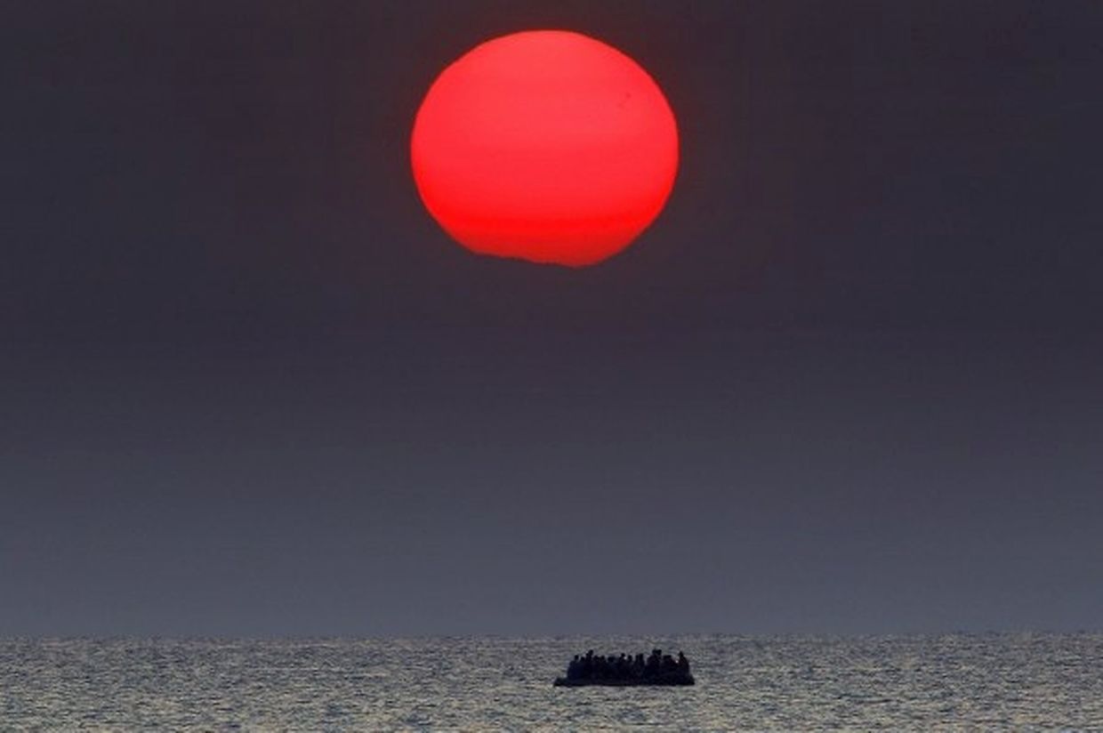 Ein Boot mit syrischen Flüchtlingen vor der Insel Kos.