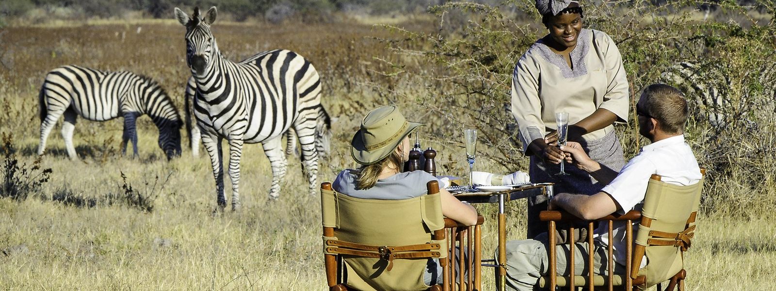 Zum Angebot mancher Luxusanbieter von Safaris gehört auch die gastronomische Pause mitten in der Savanne.