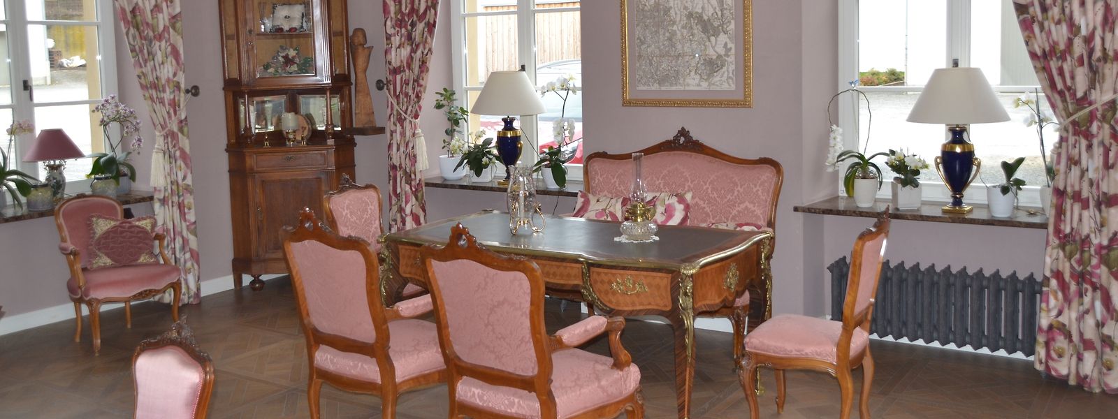 Ein Wohnzimmer wurde so hergerichtet, dass es auch als Standesamt dienen kann. / Foto: Frank WEYRICH