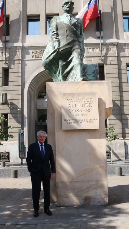 An der Statue für Salvador Allende in Santiago de Chile gedenkt Außenminister Jean Asselborn des früheren chilenischen Staatschefs.