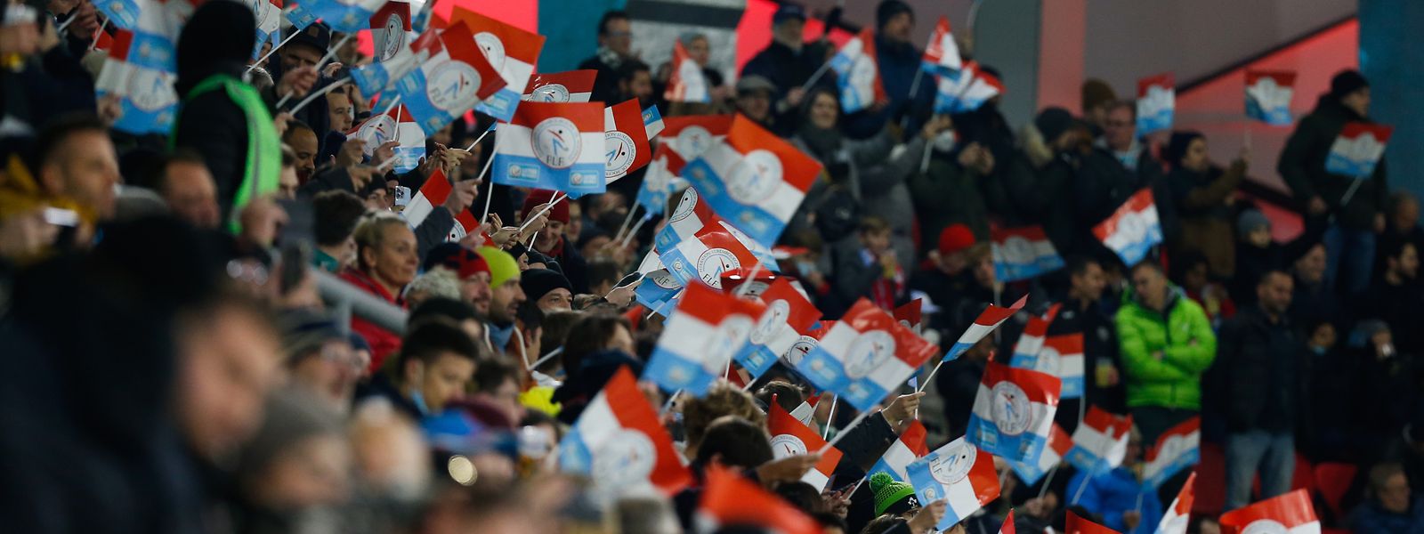 Die Fans verwandelten das Stade de Luxembourg in ein rot-weiß-blaues Fahnenmeer.