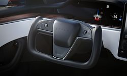 Das aktuelle Tesla Model S wirkt mit dem Yoke-Lenkrad und den Autopilot-Animationen auf dem Display wie aus der Zukunft. Dort angekommen ist der US-Autobauer aber noch nicht.