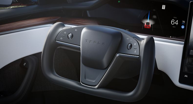 Das aktuelle Tesla Model S wirkt mit dem Yoke-Lenkrad und den Autopilot-Animationen auf dem Display wie aus der Zukunft. Dort angekommen ist der US-Autobauer aber noch nicht.