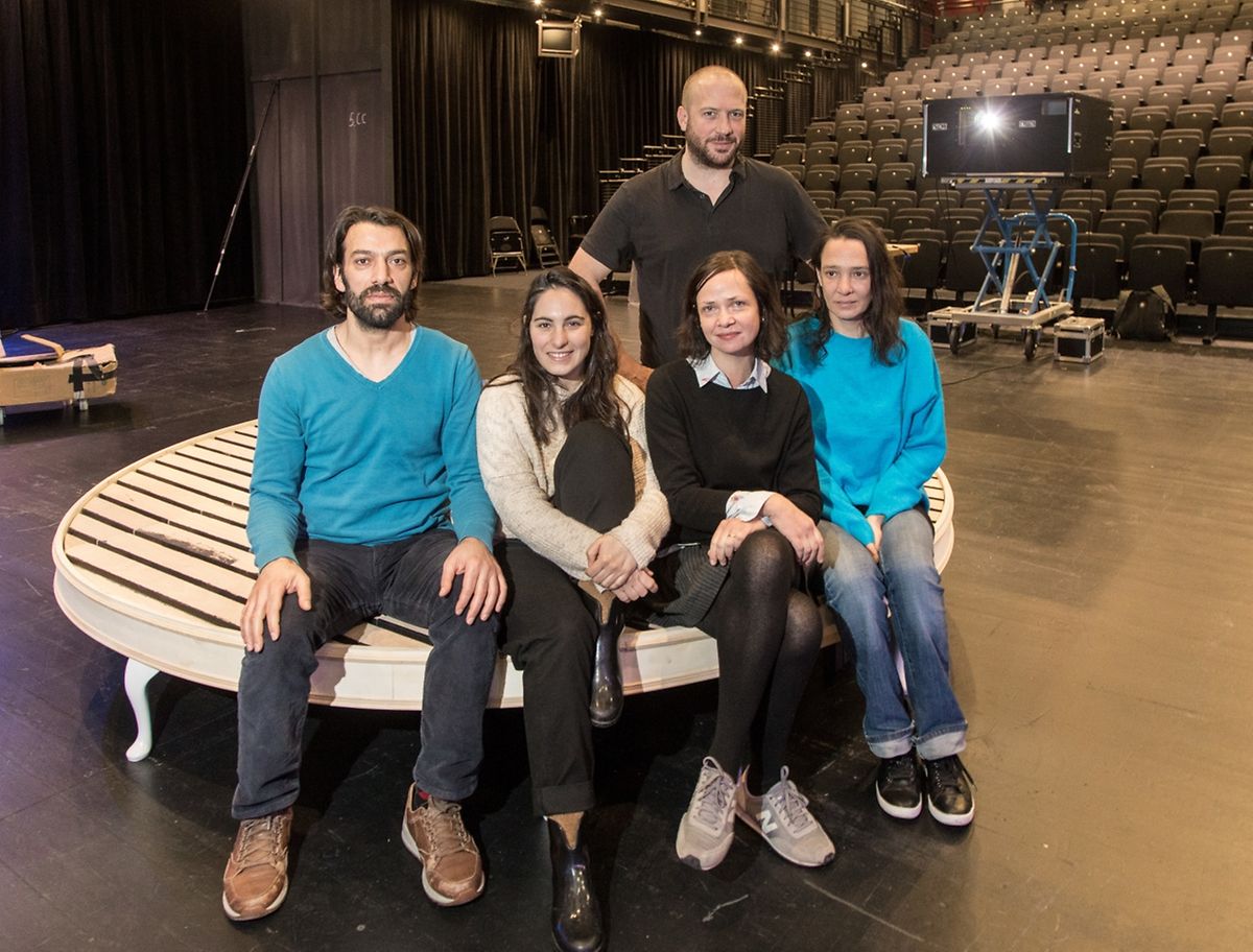 Ce sera un grand défi pour Myriam Muller (assise, deuxième à droite) et son quatuor de comédiens (à partir de la gauche) Ramzi Choukair, Elsa Rauchs, Garance Clavel et Jules Werner (debout).