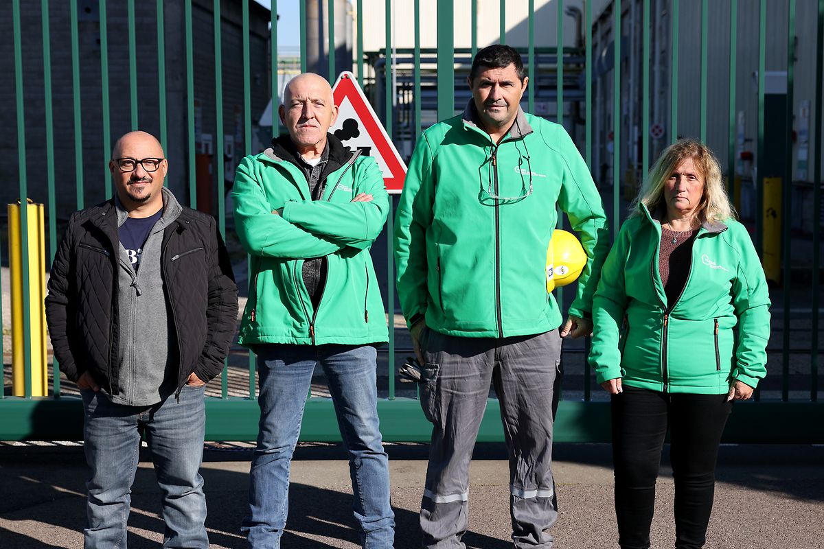 Les salariés de Liberty Steel rencontrés devant leur usine dans la zone industrielle Wolser à Dudelange (de g à d): Jean-Pierre Terento, Bernard Piffet, David Araba et Sylviane Gambini.