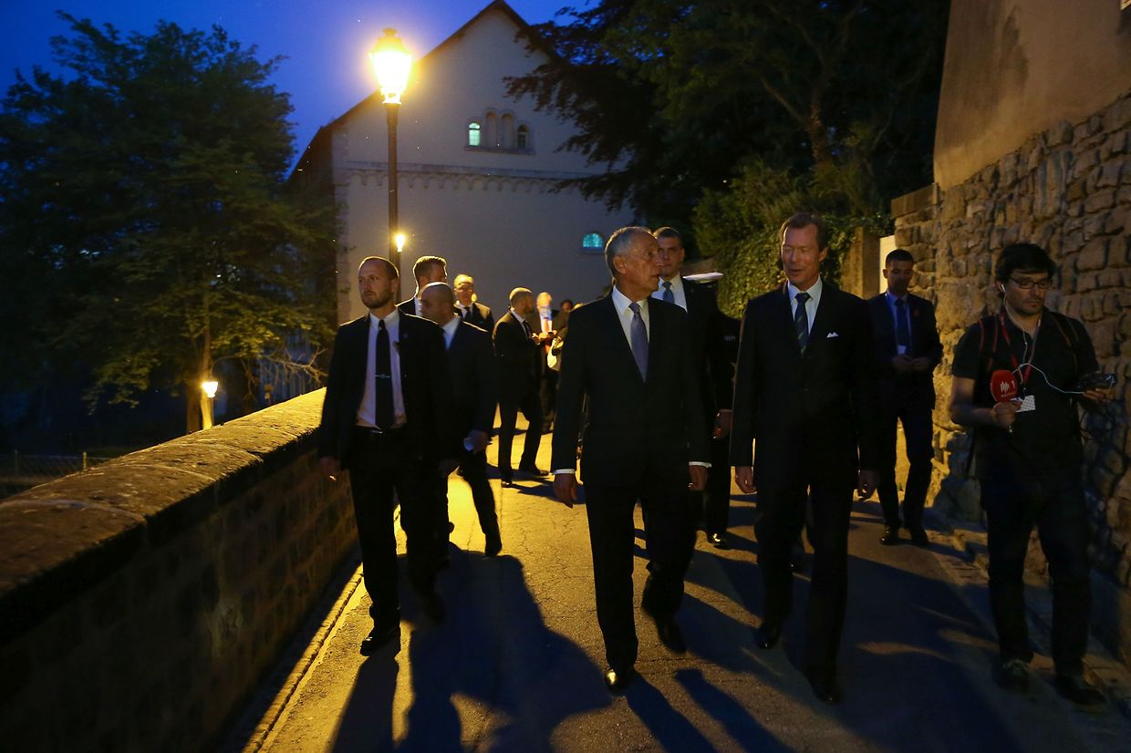 O Presidente da República de Portugal, Marcelo Rebelo de Sousa (E), é acompanhado pelo Grão Duque Henrique (D) do Luxemburgo num curto passeio pelas ruas da cidade, 22 de maio de 2017. Marcelo Rebelo de Sousa encontra-se no Luxemburgo para uma visita oficial de 3 dias. JOÃO RELVAS/LUSA