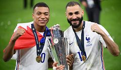 TOPSHOT - France's forward Kylian Mbappe (L) and France's forward Karim Benzema (R) celebrate with the trophy at the end of the Nations League final football match between Spain and France at San Siro stadium in Milan, on October 10, 2021. (Photo by FRANCK FIFE / AFP)