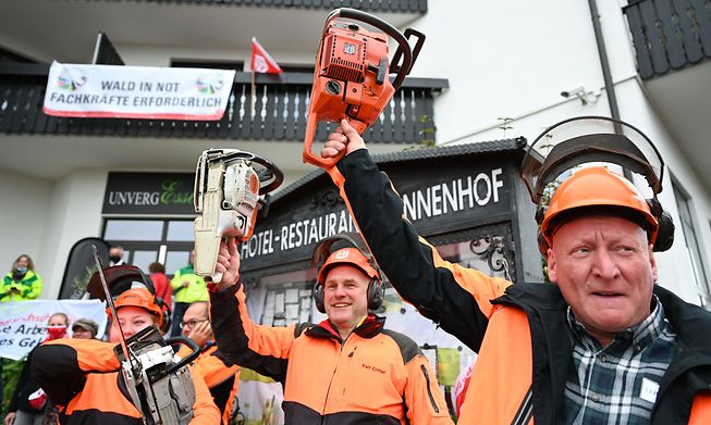 Workers protest with roaring chainsaws in front of the site for collective bargaining negotiations for public employees in Hessen. Labour union Verdi demands 5% more money for the 45,000 state employees in Hessen.