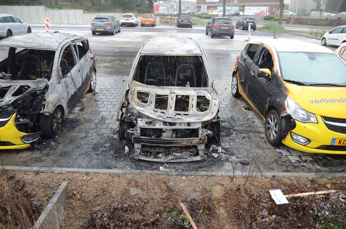 Zwei Autos brannten vollständig aus, zwei weitere wurden schwer beschädigt und sind als Totalschaden anzusehen.