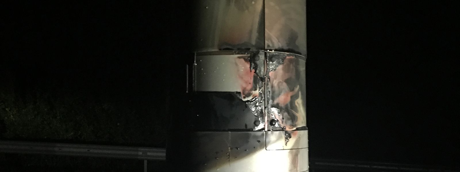 Am Gerät an der N13 sind deutliche Brandspuren zu erkennen.
