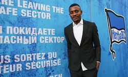 ARCHIV - 10.11.2019, Berlin: Fußball: Bundesliga, Mitgliederversammlung Hertha BSC, Messe Berlin. Salomon Kalou steht lächelnd an Wand in der Messehalle mit Vereinslogo und Schriftzug: Checkpoint - You are leaving the safe sector. Hertha BSC hat seinen Profi Kalou nach dessen Internet-Video mit brisanten Aufnahmen aus der Spielerkabine mit sofortiger Wirkung suspendiert. Das teilte der Berliner Fußball-Bundesligist am Montag (04.05.2020) mit. Foto: Andreas Gora/dpa +++ dpa-Bildfunk +++
