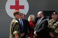 KFOR-Kapitänin Cathrin Streier gibt den luxemburger Gästen Erklärungen zum medizinischen Zentrum auf dem NATO-Stützpunkt Film City in Pristina.