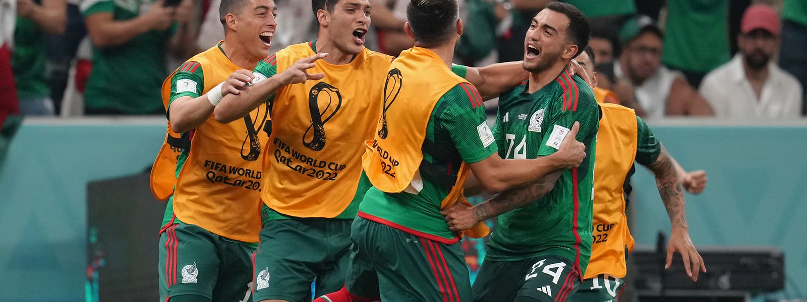 Mexikos Luis Chavez (r) feiert sein Tor zum 0-2 mit den Teamgefährten.