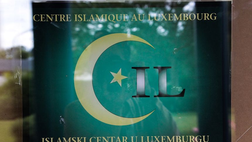 La surface commerciale de 113 mètres carrés, située au rez-de-chaussée de l'immeuble d'habitation a été acquis en 2015 par l'"ASBL centre Islamique" de Luxembourg. Mais à l'époque, aucun projet de salle de prière n'était prévu.