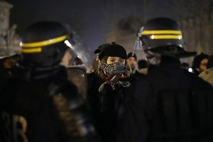 Les militants de la "Nuit debout" face à la police anti-émeutes.