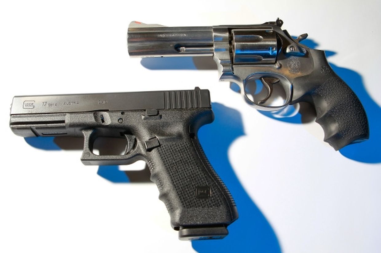 Revolver oder Pistole: Oben der "Smith & Wesson"-Dienstrevolver der Polizei, unten eine mögliche Alternative: die Glock 17.