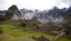 ARCHIV - 27.03.2011, Peru, Machu Picchu: Blick auf die Ruinen von Machu Picchu in Peru. (zu dpa "Notdurft in Machu Picchu verrichtet: Touristen werden ausgewiesen") Foto: Marco Garro/dpa +++ dpa-Bildfunk +++