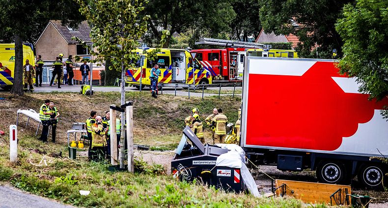 In den Niederlanden ist ein Lastzug in ein Nachbarschaftsfest gekracht und hat mehrere Menschen in den Tod gerissen.