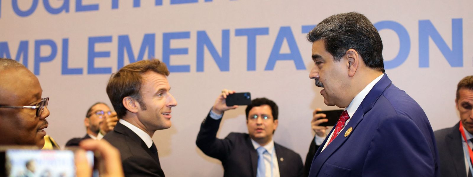 O presidente venezuelano Nicolas Maduro cumprimenta o presidente francês Emmanuel Macron durante a COP27, a 7 de novembro de 2022. 