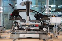 ARCHIV - 23.08.2019, Sachsen, Dresden: Ein VW e-Golf in der Fertigung hängt in der Gläsernen VW-Manufaktur. (Zu dpa "Der große (Um-)Bruch: Autoindustrie hadert mit dem Wandel.") Foto: Sebastian Kahnert/zb/dpa +++ dpa-Bildfunk +++