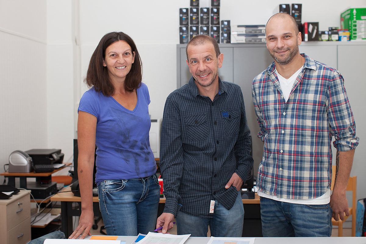 Marc Pierrard, à direita, é o director da escola primária do Brill. Léa Schirtz e o colega ao centro são os dois professores das turmas de acolhimento