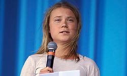 ARCHIV - 25.06.2022, Großbritannien, Glastonbury: Die schwedische Klimaaktivistin Greta Thunberg steht während des Glastonbury Festivals auf der Bühne und spricht zum Publikum. (zu dpa «Thunberg: Asperger-Syndrom half mir, «Bullshit» zu durchschauen») Foto: Yui Mok/Press Association/dpa +++ dpa-Bildfunk +++