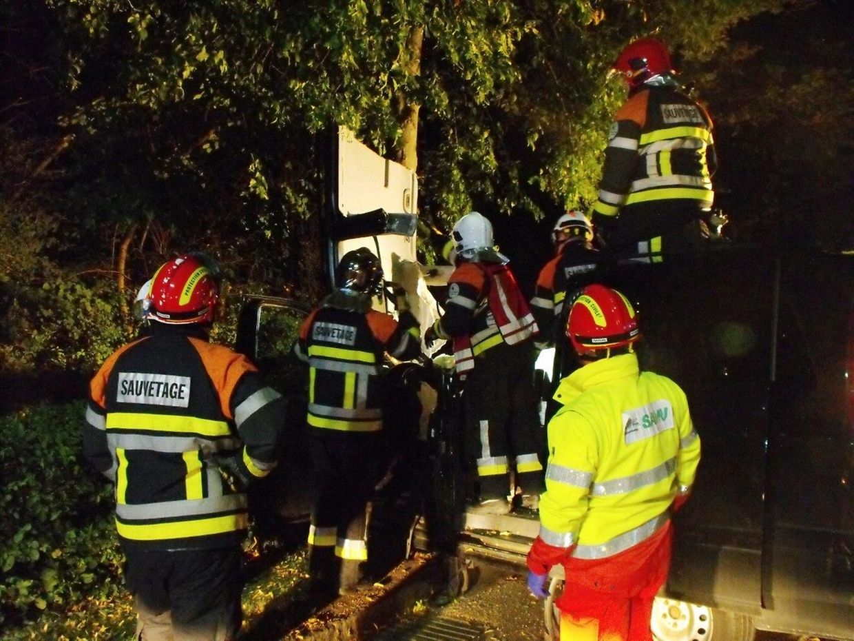 Le choc contre l'arbre a été violent. Il a fallu une heure aux secours pour pouvoir extraire la passagère de l'amas de tôles.