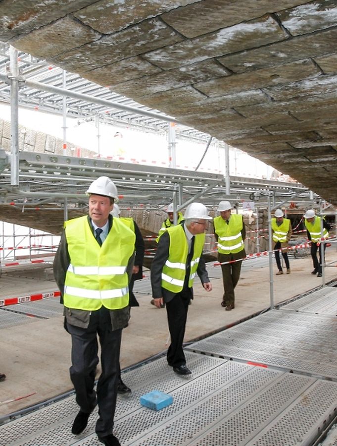 Großherzog Henri besichtigt die Sanierung des Pont Adolphe. 