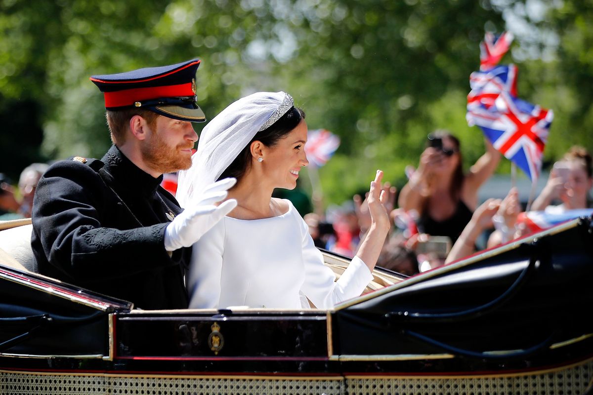 Nach der Trauung fuhr das Brautpaar in einer offenen Kutsche erst durch die Anlagen von Schloss Windsor und anschließend durch das nahe gelegene Dorf. 