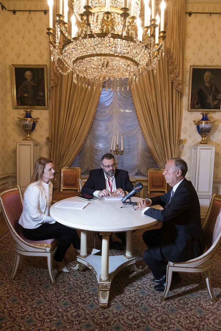 Marcelo Rebelo de Sousa em entrevista com Manuela Pereira e José Luís Correia, respetivamente chefes de redação da Rádio Latina e do jornal Contacto, numa das salas do Palácio Grão-Ducal, onde o Presidente da República passou a noite de segunda para terça-feira.