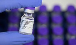 04.01.2021, Sachsen, Dresden: Eine Mitarbeiterin im Städtischen Klinikum Dresden hält im Impfzentrum für Mitarbeiter ein Injektionsfläschchen mit dem Impfstoff gegen Corona in den Händen. Am Montag haben die Corona-Impfungen mit dem Impfstoff von Biontech/Pfizer im Städtischen Klinikum für medizinisches Personal in den Hochrisikobereichen und den Covid-19-Stationen begonnen. Foto: Robert Michael/dpa-Zentralbild/dpa +++ dpa-Bildfunk +++