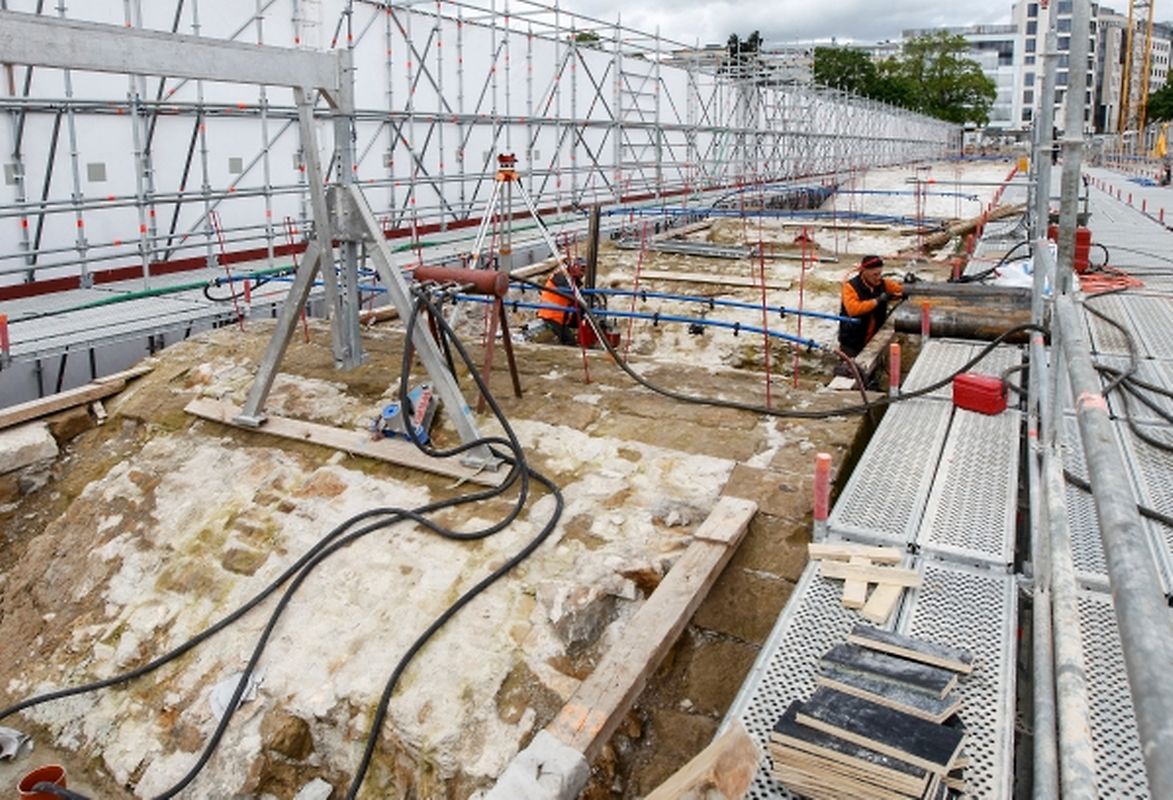 Großherzog Henri besichtigt die Sanierung des Pont Adolphe. 