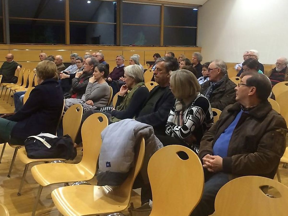 Einige Echternacher Bürger waren zur Informationsversammlung in den Festsaal der Grundschule gekommen.