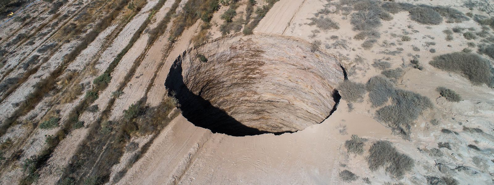 Das Loch mit einem Durchmesser von etwa 25 Metern sei am vergangenen Samstag aufgetaucht, meldete das Nationale Amt für Geologie und Bergbau (Sernageomin). 