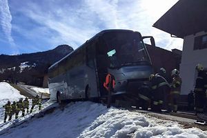 Les enfants ont dû tous se rassembler d’un côté du bus pour empêcher la chute le temps qu’un tracteur tire le camion. 