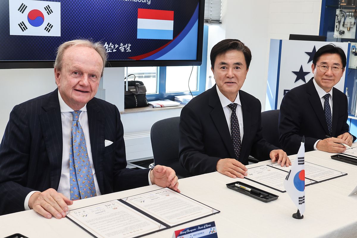 Rotarex-Chef Jean-Claude Schmitz unterzeichnet gemeinsam mit Gouverneur Kim Tae Heum und Bürgermeister Park Gyeong Gwi die Absichtserklärung für die zukünftige Zusammenarbeit (von links).