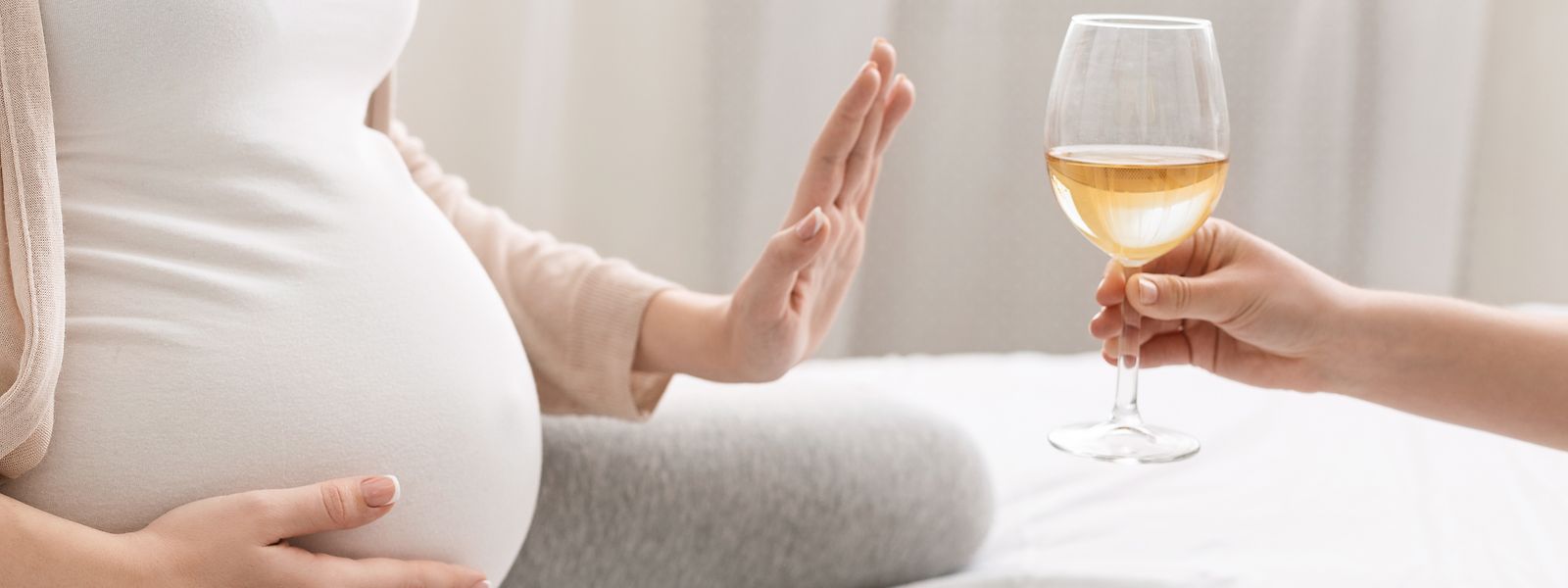 Während der Schwangerschaft sollte auf jeglichen Alkoholkonsum verzichtet werden.