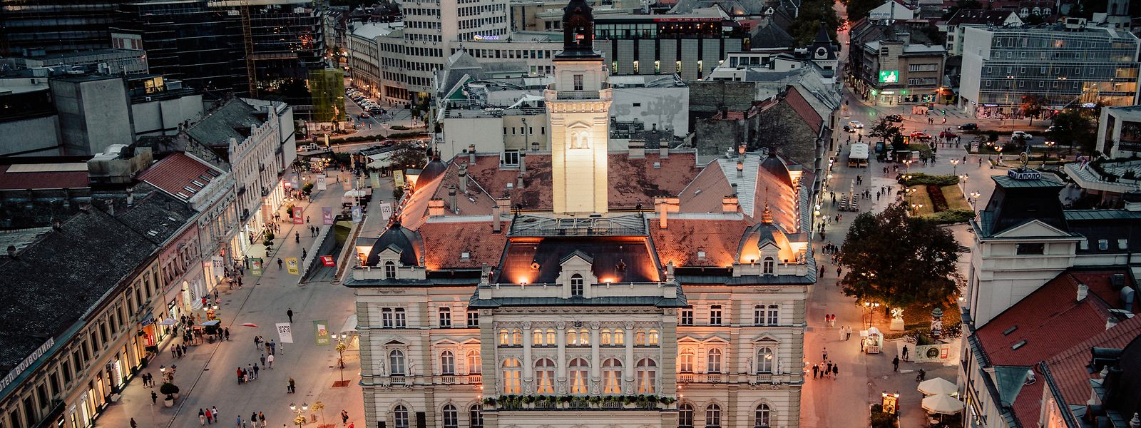 Novi Sad: Das Stadtzentrum bei Nacht. Die nordserbische Stadt Novi Sad ist Kulturhauptstadt 2022.