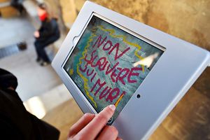 La tablette permet de faire des graffitis sur les monuments… de façon virtuelle.