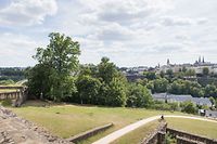 Hohe Mauern und tiefe Gräben bergen auf den Dräi Eechelen Gefahren - insbesondere nachts und für angetrunkene Menschen.