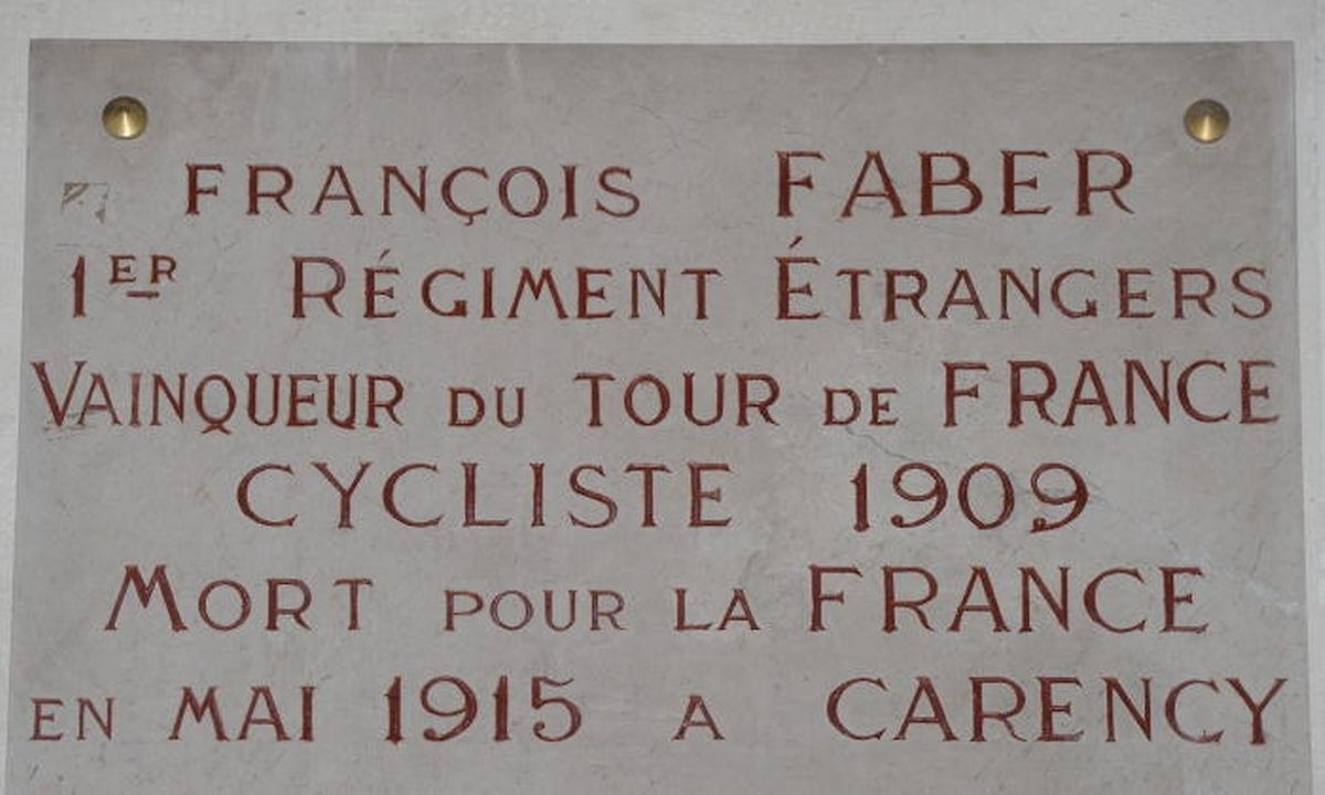 Eine Marmortafel in Notre-Dame-de-Lorette erinnert an den Tour-Gewinner Faber. Sein Leichnam wurde nie gefunden, das von Geschützten umgepflügte Schlachtfeld wurde sein Grab.