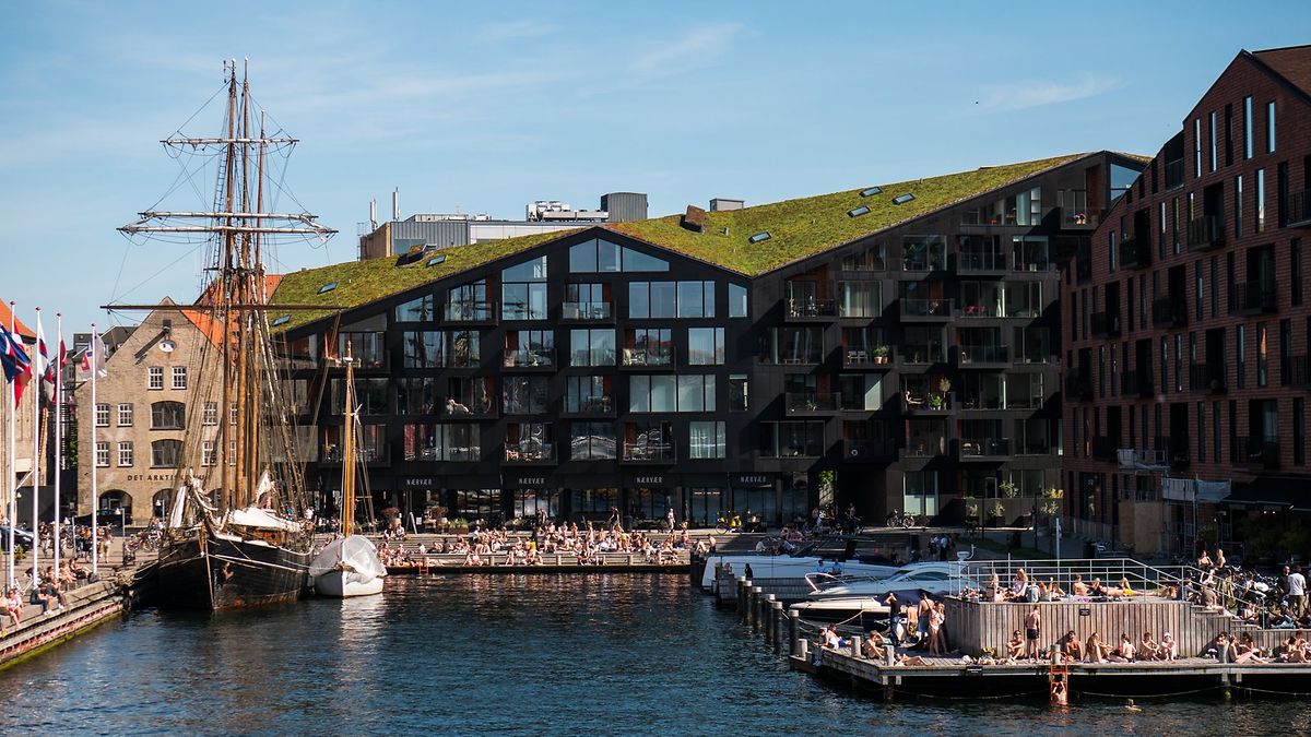 Ob Sommer oder Winter: Die Kopenhagener lieben es am Hafen zu entspannen und im Hafenwasser zu planschen.