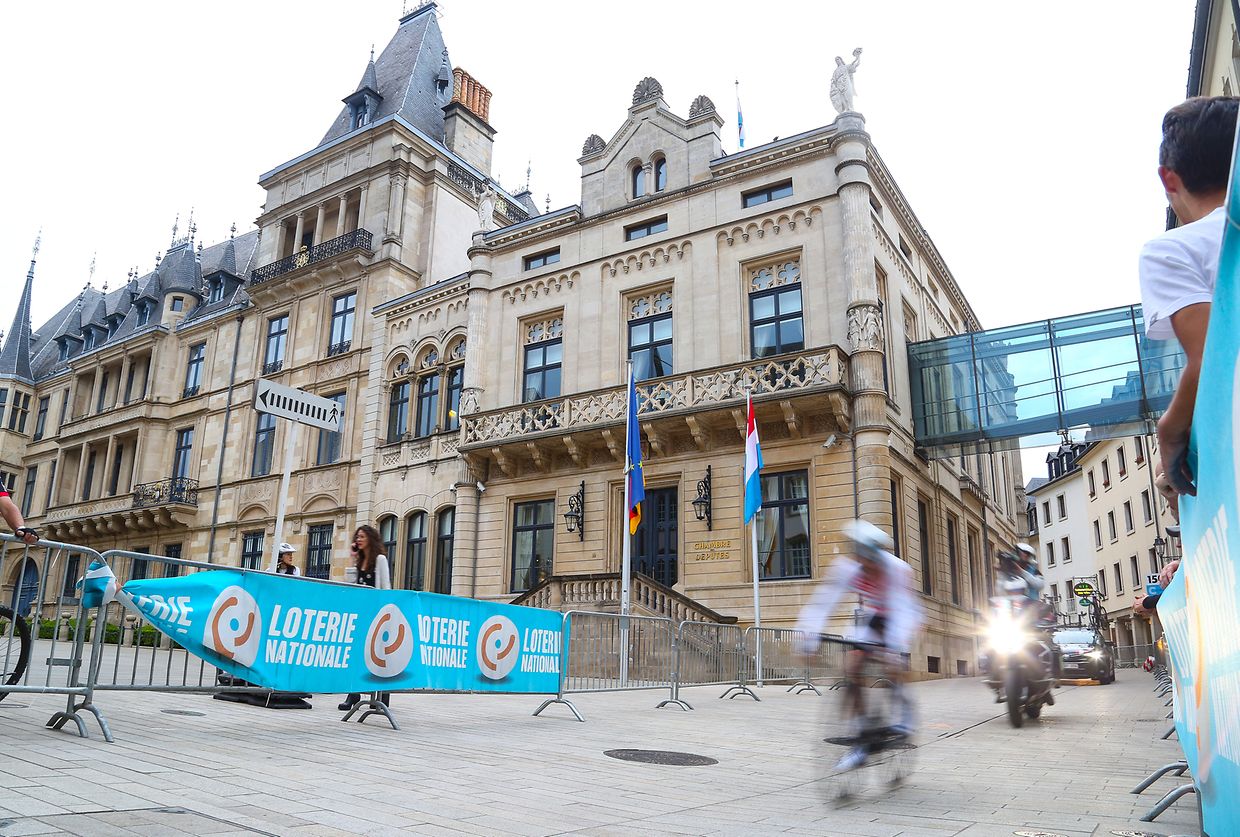 Ein Fahrer vor dem großherzoglichen Palast.