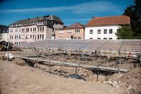 Ein Dach schützt den kostbaren Fund: Die Mauern stammen aus der Zeit Siegfrieds I., der das Kloster Echternach leitete. 