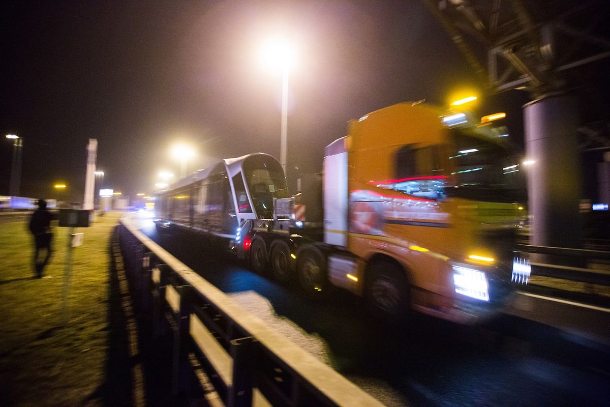 Der zweite Teiltransport, der mit Verspätung eintrifft, ist deutlich länger.