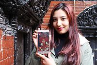 08.02.2020, Nepal, Kathmandu: Preeti Shakya zeigt ein Bild von ihr als Mädchengöttin Kumari. Im Alter von drei Jahren wurde Preeti im Jahr 2001 nach Jahrhundertealter Tradition im Tal von Kathmandu in Nepal eine neue Kumari. Heute studiert sie Wirtschaft. (zu dpa-Korr «Nepals Göttinnen auf Zeit - «Ich habe gemerkt, dass ich segnen kann») Foto: Anne-Sophie Galli/dpa +++ dpa-Bildfunk +++