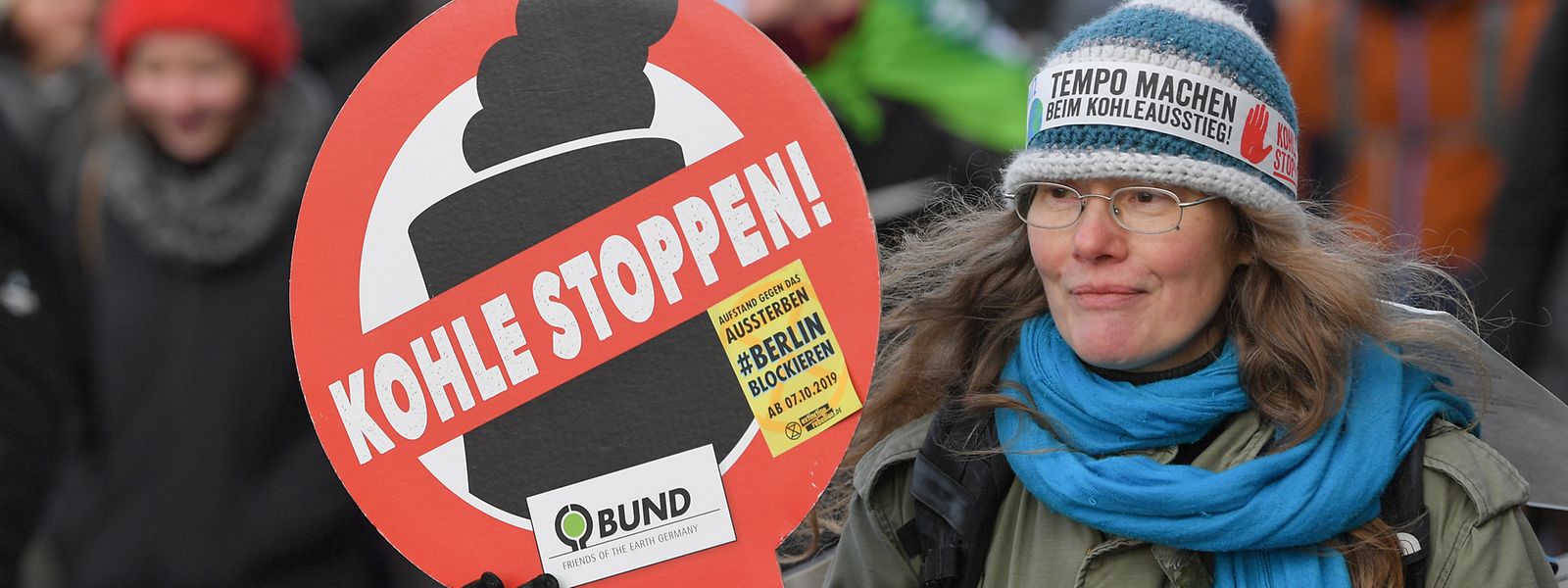 Eine Umweltschutzaktivistin auf ihrem Weg zum Braunkohlekraftwerk Jänschwalde.