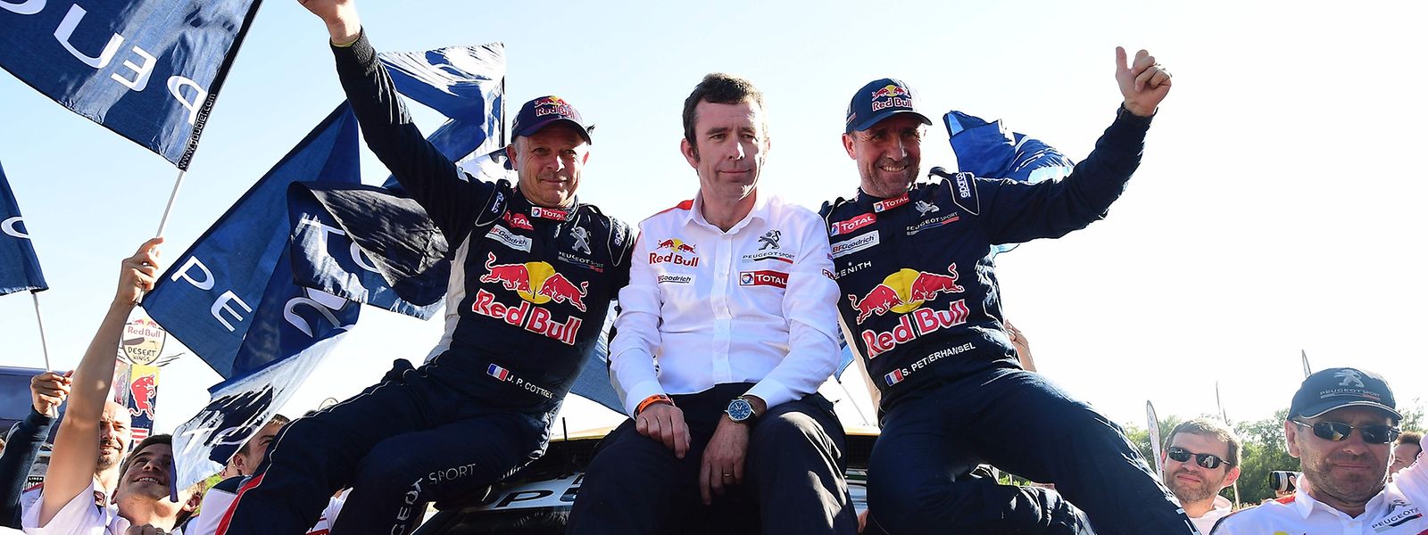 A foto dos vencedores à chegada da última etapa