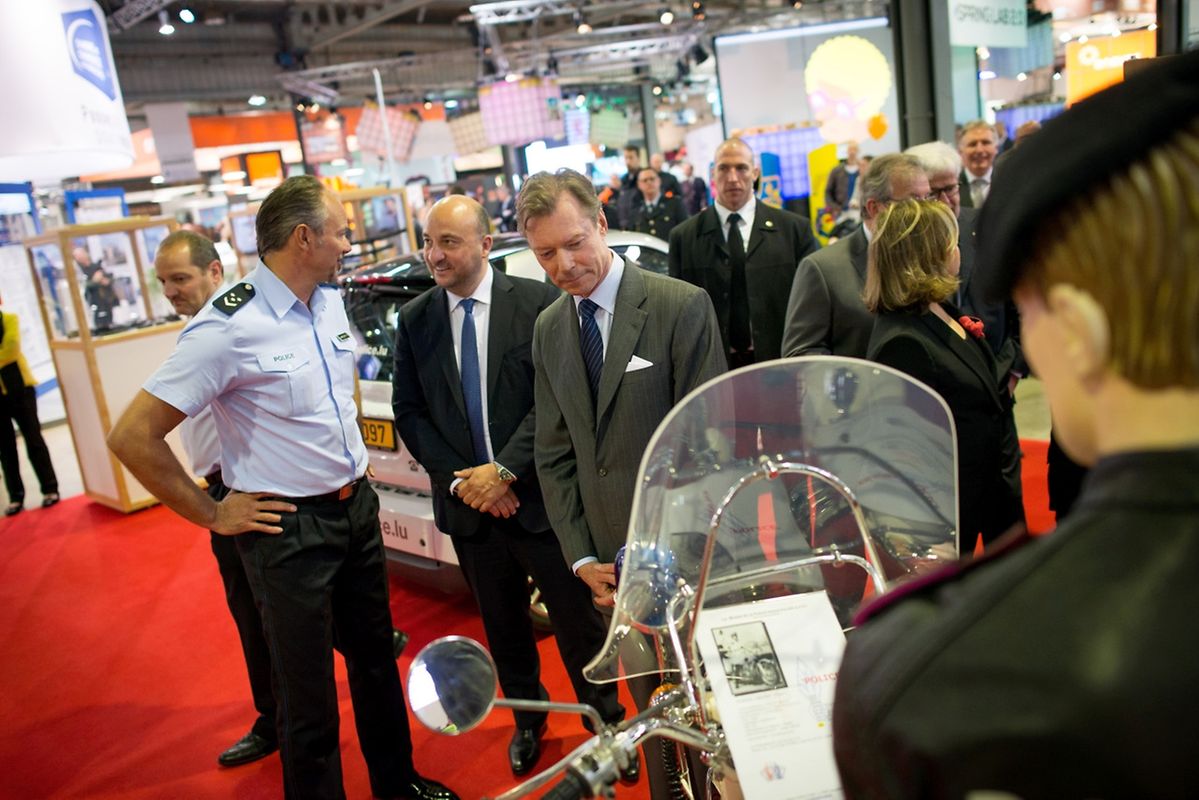 Auf dem Weg zu den Ausstellern: Das großherzogliche Paar auf Stippvisite auf der Frühjahrsmesse. 