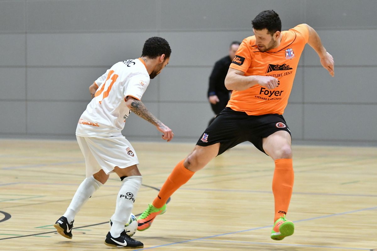 Mario Batinic (Red Boys Aspelt, maillot orange) pris à contre-pied par Igor Lima (Amicale Clervaux).